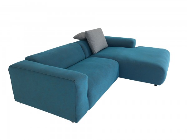 freistil 187 Rolf Benz Lounge Sofa mit Recamiere rechts in Stoff azurblau und Kissen in grau