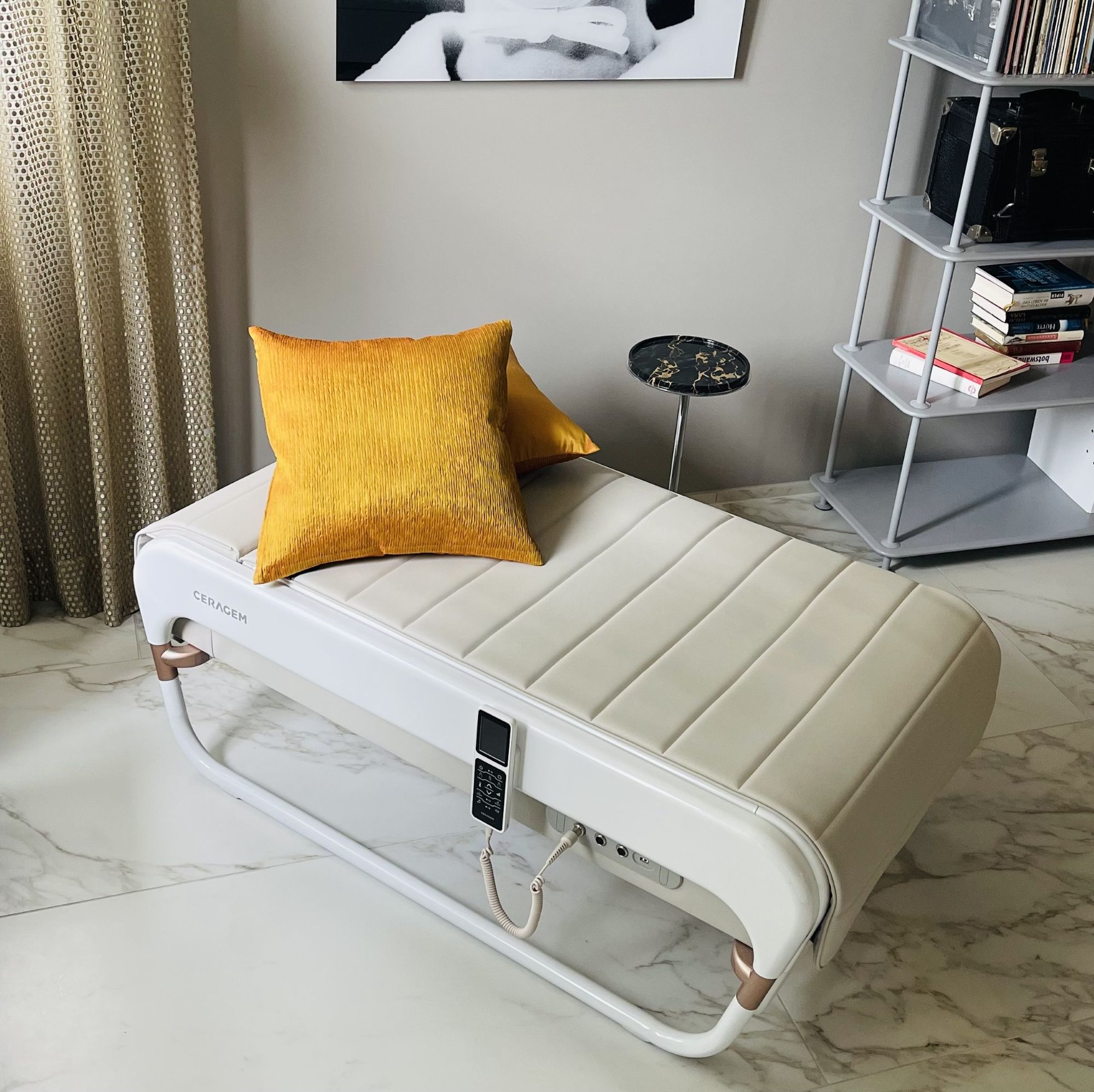 CERAGEM Master V4 Massageliege in hochwertigem Wohnumfeld bei izabela K.