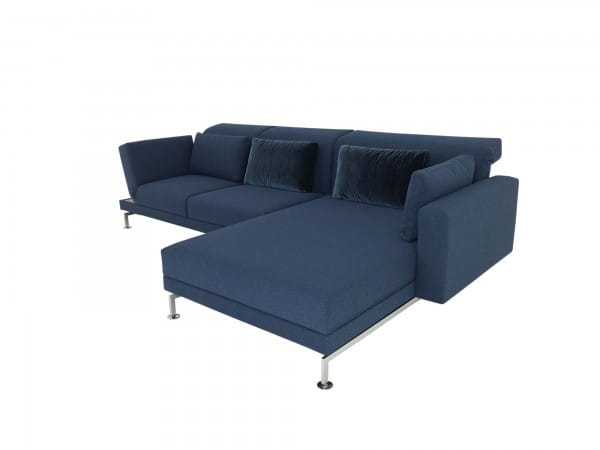 Brühl MOULE MEDIUM Sofa mit XL Longchair rechts im dunkelblauen Stoff und Ablage links