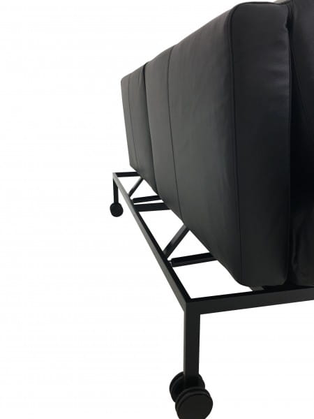 Brühl RORO SOFT Sofa 2 mit weichen Sitzen in schwarzen CHOICE Leder und Kufen schwarz mit Rollen