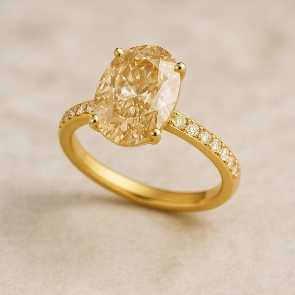 Diamantring mit 4.73 Karat Fancy Intense beige Lab Diamant im Oval Schliff und Pave Diamanten
