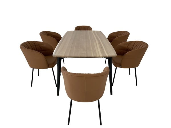 ROLF BENZ 900 Tisch in Eiche mit 6 Stück NOA Stühlen mit Armteil im Leder ockerbraun