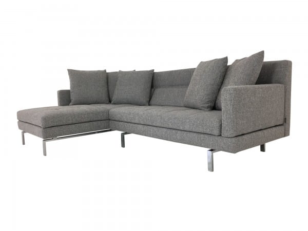 Brühl AMBER Sofa mit Recamiere und Kissen in Stoff grau