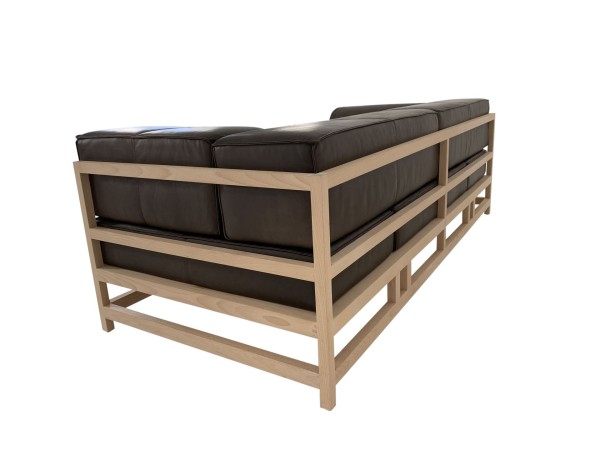 Brühl easy pieces forever Sofa in OLIVA Leder dunkelbraun mit Gestell in Buche hell geweißt