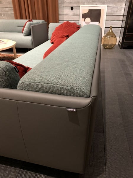 freistil 131 ROLF BENZ Sofa mit Lounge Charakter im edlen Stoff-Leder Materialmix blau und beigegrau