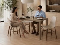 KRISTIALIA BE-EASY Tisch mit vier SHARKY Stühlen in beige mit Nussbau Füssen im Set