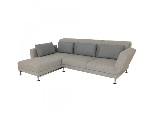 Brühl MOULE MEDIUM Sofa mit Recamiere links im beige grauen Stoff mit grauen Kissen