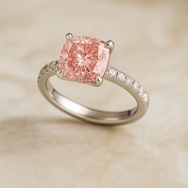 Diamantring mit 3.39 ct Fancy Intense Pink Labor Diamant im Cushion Schliff und Pavé Diamanten
