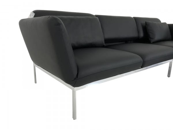 Brühl RORO medium Sofa mit Recamiere rechts in Leder schwarz mit Gestell chrom glänzend