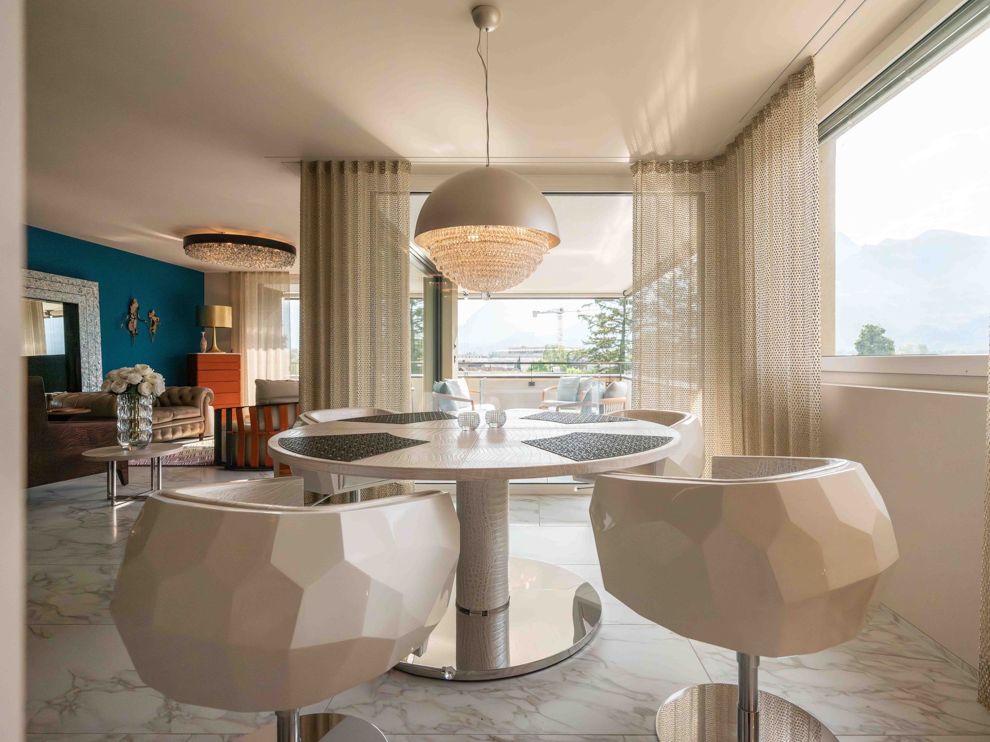 kt.COLOR Farbkonzept von izabela K. mit blauer Wand, Designsofa und hochwertiger Wohnatmosphäre