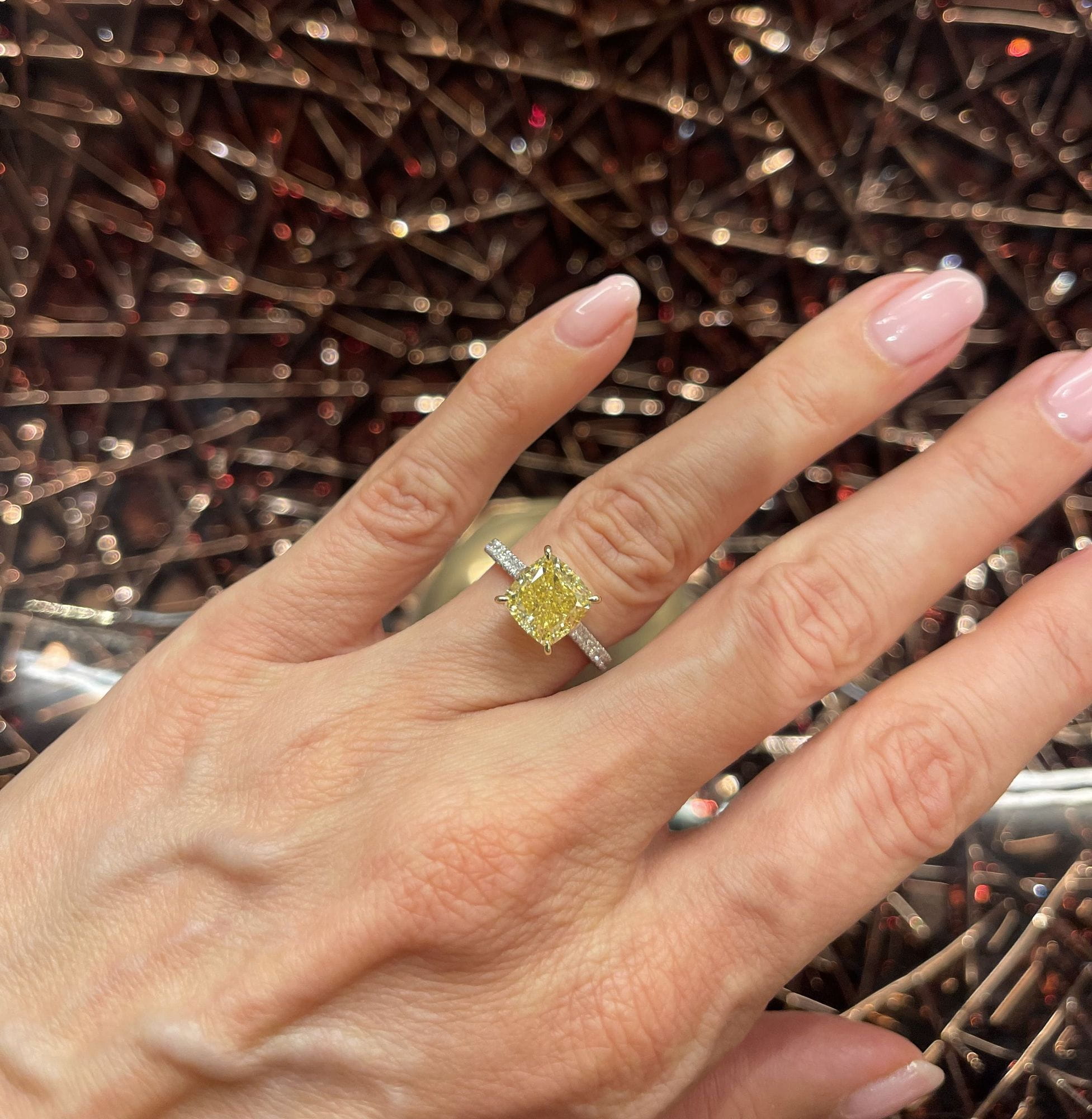 izabela K. - Bespoke Jewellery am Beispiel eines 3.57 ct. Yellow Intense Diamanten