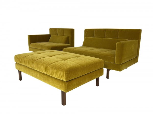 Brühl AMBER Sofa mit Hocker und Zwischentisch in Nussbaum in Velours Stoff gelb mit Kissen