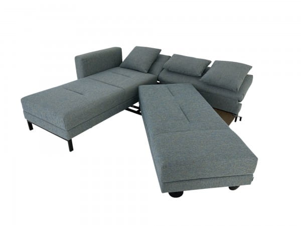 Brühl FOUR-TWO soft Sofa mit Recamiere links und zwei Tischmodule im blaugrauen Stoff