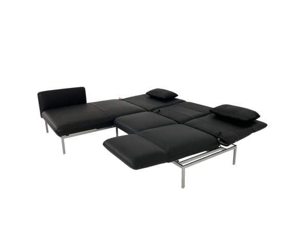 Brühl RORO medium Sofa mit XL Recamiere in Jumbo Leder schwarz mit Gestell verchromt glänzend