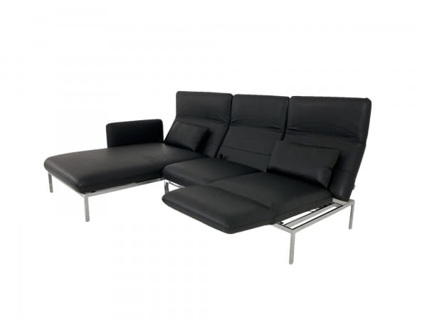 Brühl RORO medium Sofa mit XL Recamiere in Jumbo Leder schwarz mit Gestell verchromt glänzend