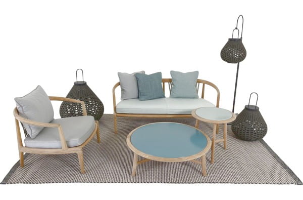 POLTRONA FRAU OUTDOOR The Secret Garden Sofa mit Sessel und Couchtischen in Teakholz & Laternen