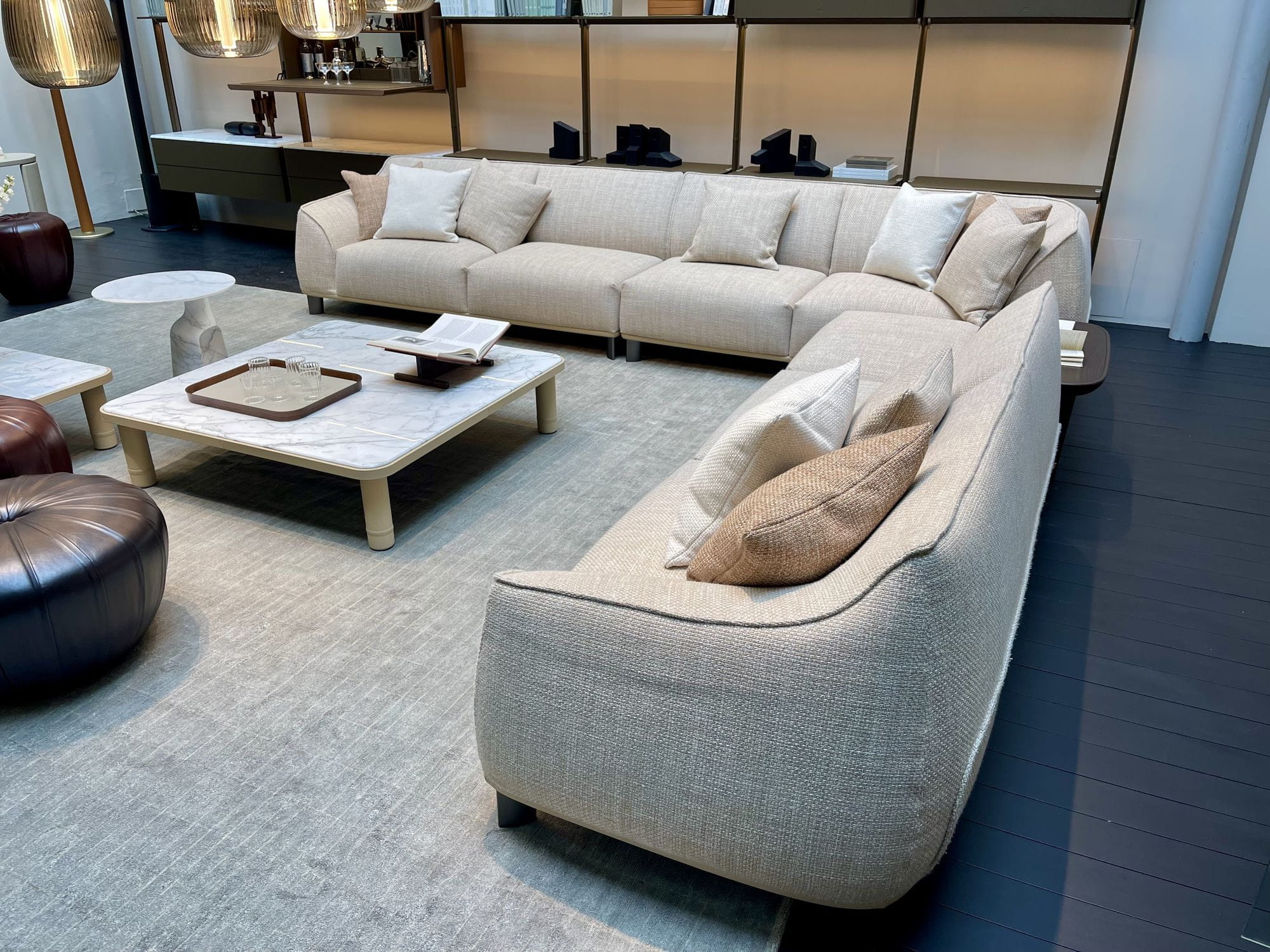 Poltrona Frau Flagshipstore Via Manzoni Mailand – Wohnbereiche, Leder, Sofa und Raumwirkung mit izabela K. erleben
