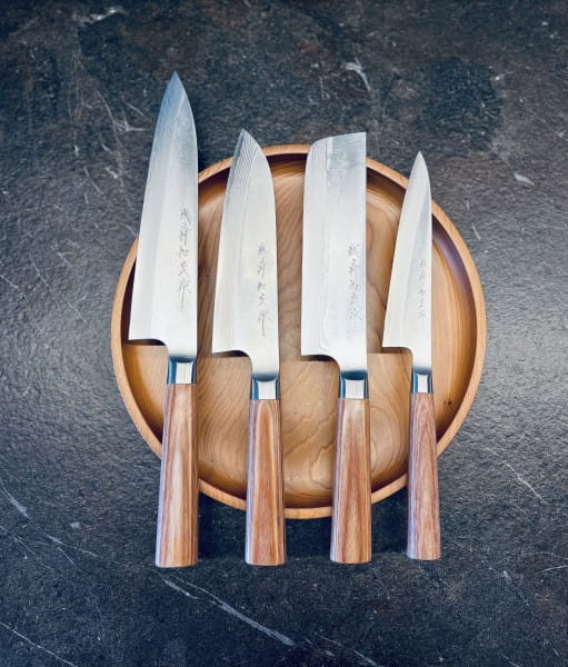 Kamo Katsuyasu - handgefertigte japanische Küchenmesser des Meisters Hand in Damaststahl Shin Set