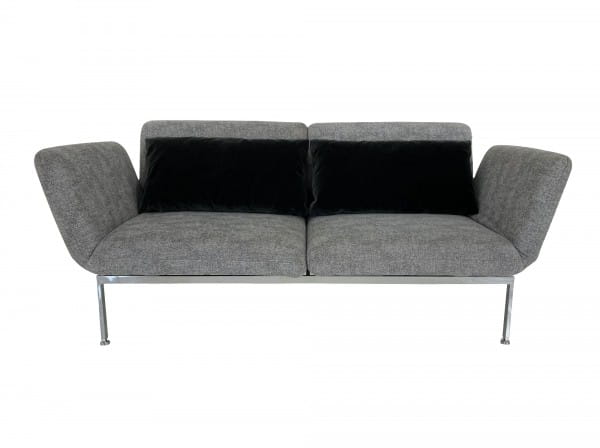 Brühl RORO medium Sofa 2 mit zwei Drehsitzen und Stoff grau mit dekorativen Kissen und Chromgestell