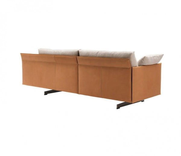 Poltrona Frau GRANTORINO Sofa in Leder cammello und Stoffbezug beige mit weichen Polstern und Ablage
