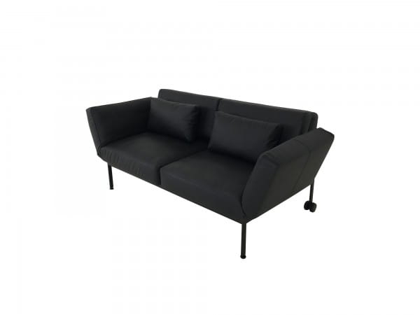 Brühl RORO SOFT Sofa 2 mit weichen Sitzen in schwarzen CHOICE Leder mit sw. Kufen und Rollen