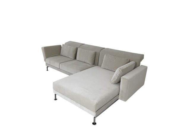 Brühl MOULE MEDIUM Sofa mit XL Recamiere rechts im robusten offwhite Velour Stoff mit Drehsitz