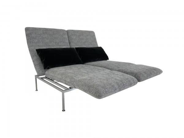 Brühl RORO medium Sofa 2 mit zwei Drehsitzen und Stoff grau mit dekorativen Kissen und Chromgestell