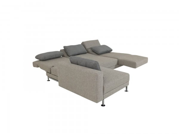 Brühl MOULE MEDIUM Sofa mit Recamiere links im beige grauen Stoff mit grauen Kissen