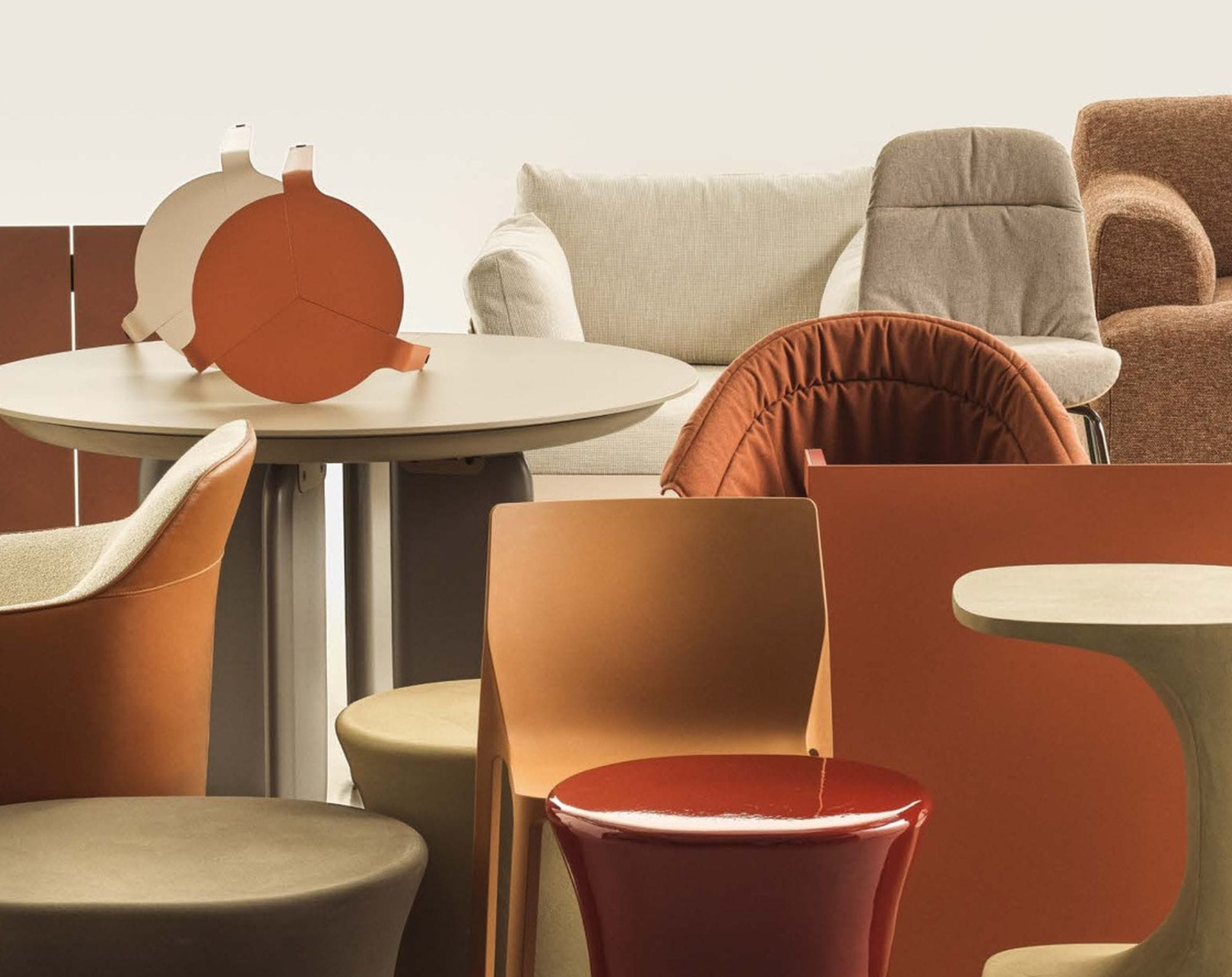 Kristalia Markenwelt mit Tischen, Sitzmöbeln und Beistelltischen in einer modernen, warmen Interior-Komposition