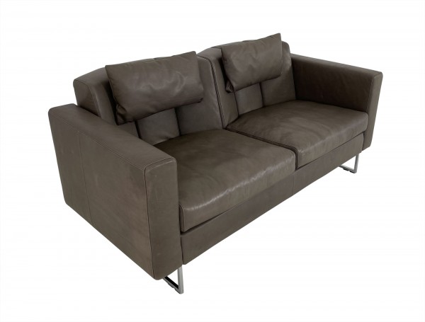 Brühl EMBRACE Sofa 2 in Leder GLOVE braun mit runden symmetrischen Rücken höhenverstellbar