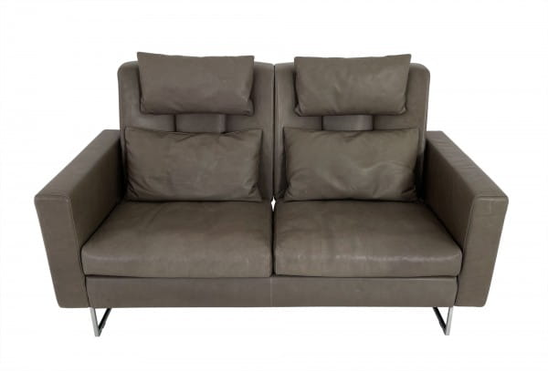 Brühl EMBRACE Sofa 2 in Leder GLOVE braun mit runden symmetrischen Rücken höhenverstellbar